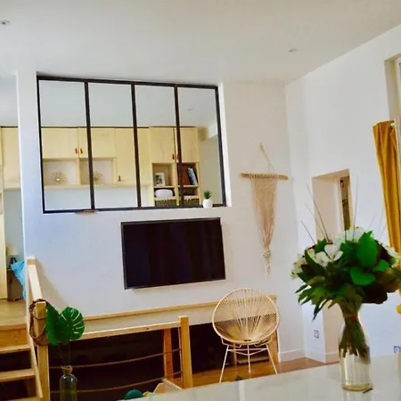 Zentral: 2 Zimmer, Kuche, Bad 55 Qm *