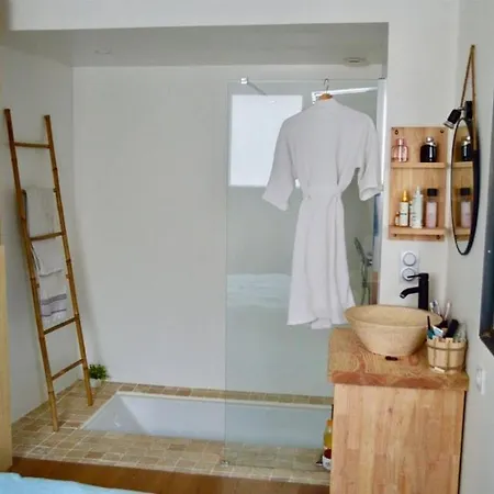 Zentral: 2 Zimmer, Kuche, Bad 55 Qm Lejlighed