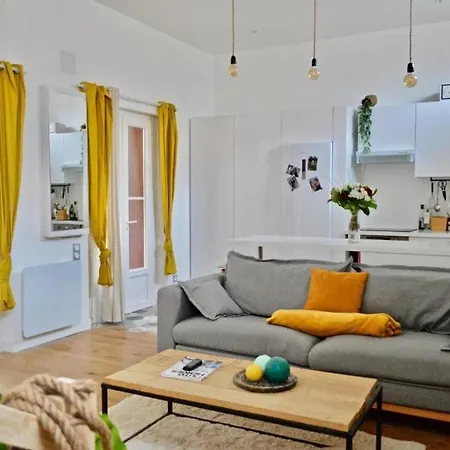 Zentral: 2 Zimmer, Kuche, Bad 55 Qm * Kolín nad Rýnem