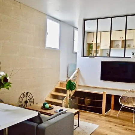 Zentral: 2 Zimmer, Kuche, Bad 55 Qm Kolín nad Rýnem